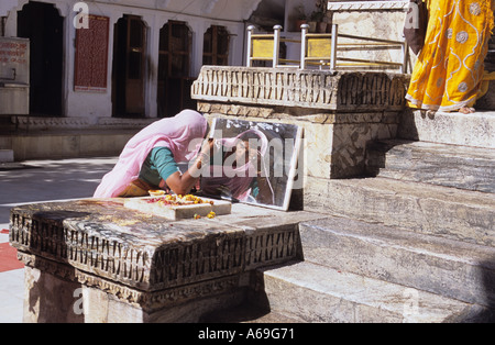 Donna indù la preparazione al culto in Udaipur Rajasthan in India Foto Stock