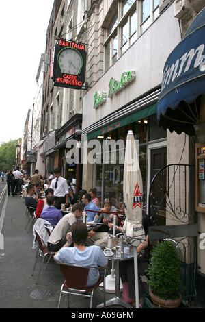 Regno Unito Londra Soho Frith Street Cafe Italia al fresco e diners Foto Stock