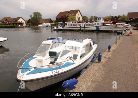 Regno Unito Norfolk Broads Wroxham barche attraccate al staithe Foto Stock