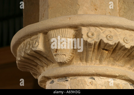 Regno Unito Inghilterra Worcestershire Bretforton St Leonards Chiesa figure scolpite in C12th pilastro di pietra Foto Stock