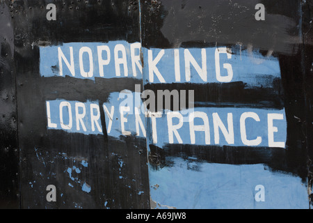 Nessun parcheggio camion ingresso dipinta su porte Foto Stock
