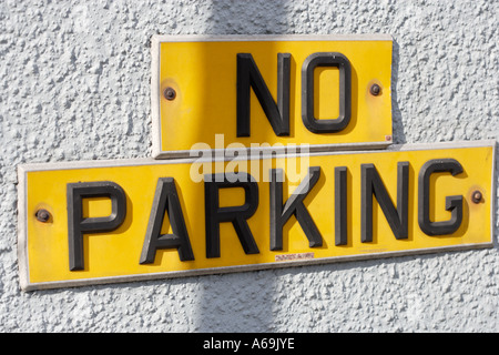 Nessun segno di PARCHEGGIO NEL REGNO UNITO Numero stile di piastra Foto Stock