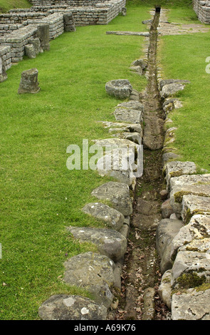 Resti delle vie navigabili al forte romano di Chesters lungo la parete di Adriano Northumbria in Inghilterra. Fotografia digitale Foto Stock