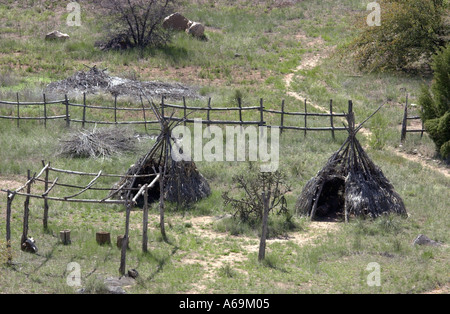 Apache wickiups in un villaggio ricostruito Fort Apache Arizona Prenotazione. Fotografia digitale Foto Stock