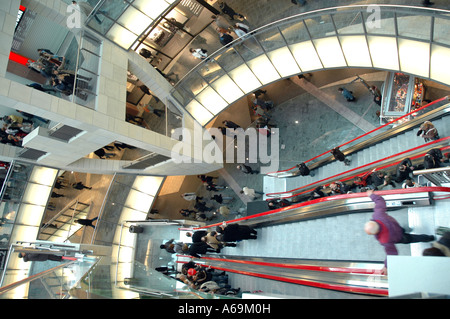 Interno di Zlote Tarasy (Golden terrazze) centro commerciale di Varsavia, Polonia Foto Stock