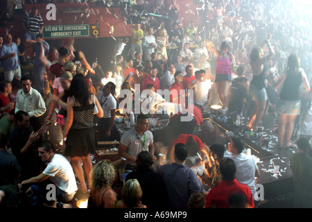 La gente ballare all'interno del Coco Bango night club Cancun Messico Foto Stock