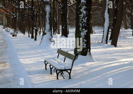 Panchina coperta di neve nel Parco Lazienki, Varsavia, Polonia Foto Stock