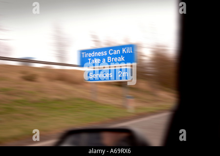 Una stanchezza può uccidere segno sull'autostrada UK Foto Stock