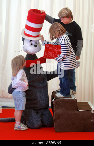 Bambini - incontro DR SEUSS Il gatto col cappello a Cheltenham festival letterario 2005 Foto Stock