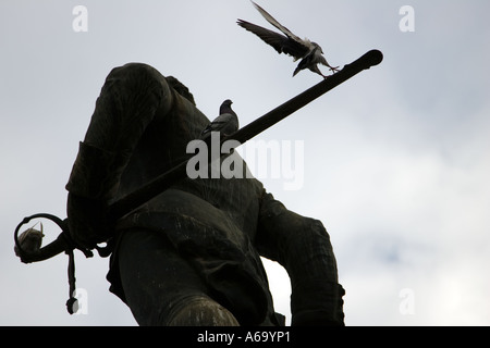 Statua di un eroe militare e piccione, Siviglia, Spagna Foto Stock