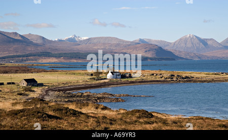 Un isolato cottage sulle rive del suono interno, Isola di Skye in Scozia UK Foto Stock