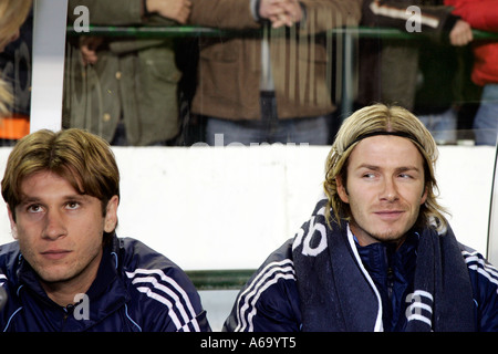 Antonio Cassano e David Beckham del Real Madrid panchina Foto Stock