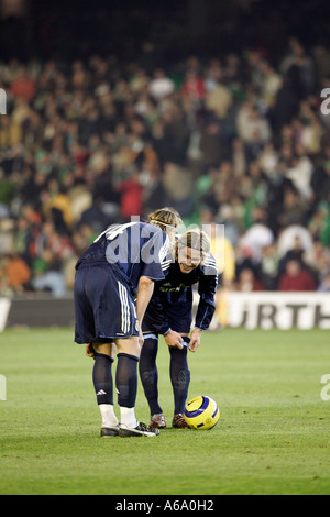 Beckham e Guti circa per eseguire un calcio di punizione Foto Stock