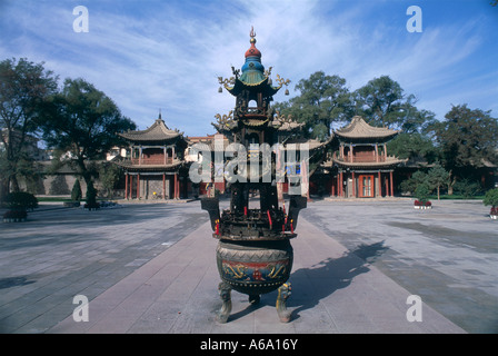 Cina, del Gansu Zhangye, Dafo Si, decorativo bruciatore di incenso nel tempio motivi Foto Stock