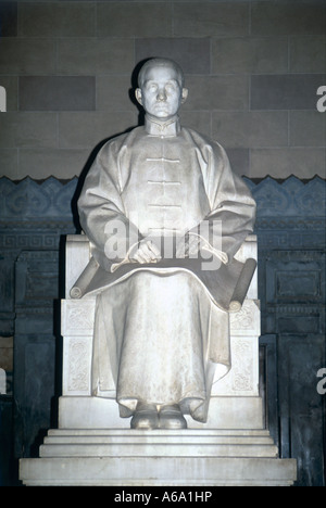 Cina, Jiangsu, Nanjing, Zijin Shan (Purple Mountain), Mausoleo del dottor Sun Yat Sen, statua in marmo di padre della Cina moderna Foto Stock