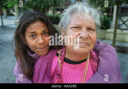 A prova di coniglio recinto scrittore Doris Pilkington con la star del film scottish Everlyn Sampi sulla destra a Edimburgo Film Festival Foto Stock