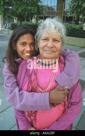 A prova di coniglio recinto scrittore Doris Pilkington a Edimburgo Film Festival 2002con la star del film Everlyn Sampi sulla sinistra Foto Stock