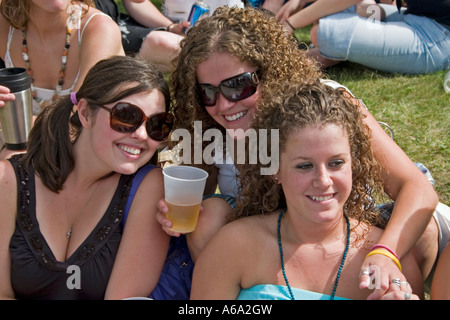 Amici godendo della birra a Grand Old giorno Street Fair. St Paul Minnesota USA Foto Stock