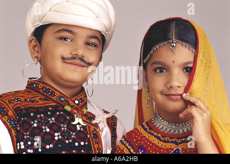 VDA77174 i bambini vestiti da Gujrati matura in costume tradizionale metà Shot Mr 498 Boy Mr 497 ragazza Foto Stock