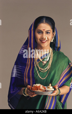 Indian Maharashtrian sposa nel tradizionale abito nuziale holding puja thali - Modello di Rilascio # 123 Foto Stock