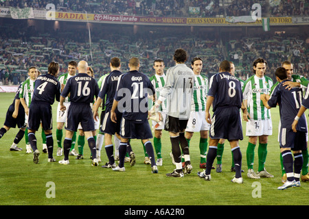 Saluto iniziale tra due squadre di una partita di calcio Foto Stock