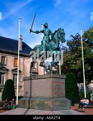 Reims France Statua di Giovanna d'Arco Bronzo Statua con effetto Patina (il metallo si ossida quando esposto all'aria fresca nel tempo) Foto Stock