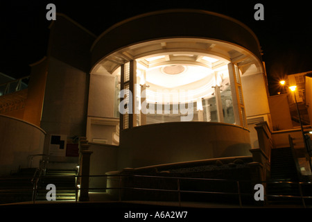 L'ingresso alla Tate St Ives in Cornovaglia di notte Foto Stock