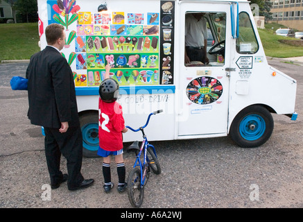 Padre e figlio di età di 37 anni e 6 scegliendo il gelato dal carrello mobile dopo la partita di calcio. St Paul Minnesota USA Foto Stock