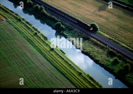 Vista aerea di Kennet and Avon Canal e Inghilterra Occidentale principale linea ferroviaria vicino grande Bedwyn Wiltshire Foto Stock
