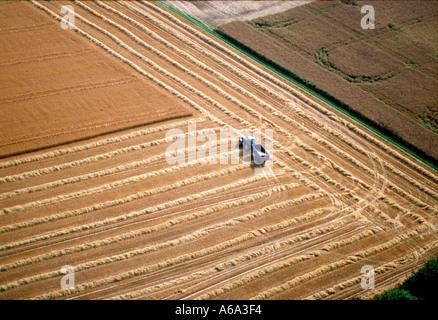 Vista aerea del trattore nel campo WILTSHIRE REGNO UNITO Foto Stock