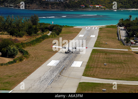 Piano di sbarco in corrispondenza di piccole Caraibi Airport Foto Stock