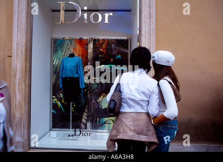 Roma Italia Dior Fashion Shop di fronte a Piazza di Spagna le donne alla ricerca nella finestra Foto Stock