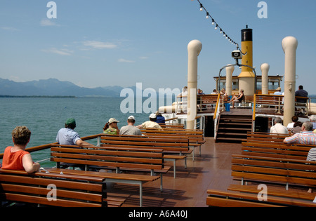 Sul ponte del battello a vapore Ludwig Fessler sul lago Chiemsee, Baviera, Germania. Foto Stock