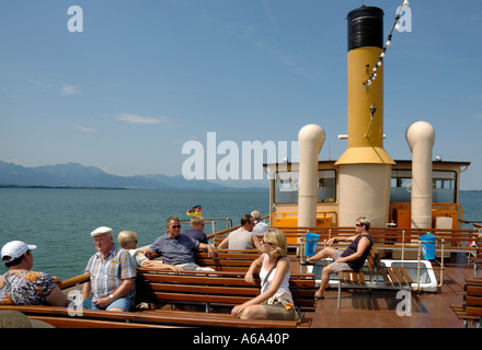 Sul ponte del battello a vapore Ludwig Fessler sul lago Chiemsee, Baviera, Germania. Foto Stock