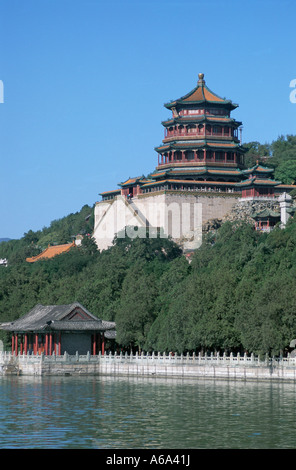 La Cina, il Summer Palace, longevità Hill, Torre della fragranza del Buddha dominando pendio coperto con edifici religiosi Foto Stock