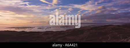 Cielo di tramonto sul suono di Arisaig Highlands scozzesi con l'Isola di Skye all'orizzonte Foto Stock