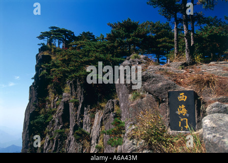 Cina, Anhui, Huang Shan (gialle di montagna), West Gate, a picco sulla scogliera di roccia Foto Stock