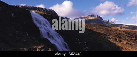 Cascata sotto il Storr e il vecchio uomo di Storr Trotternish Isola di Skye Highlands scozzesi Foto Stock