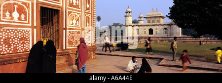 La gente a svago e devozioni nella motivazione della Itmad ud Daulah il piccolo Taj Mahal Agra India Foto Stock