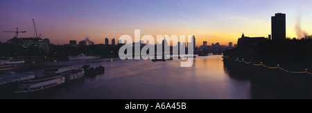 Alba sul Tamigi San Paolo e la città di Londra da Waterloo Bridge Foto Stock