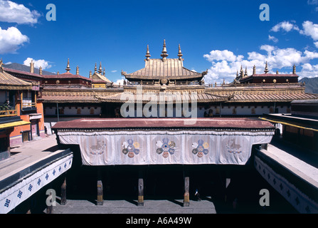 Cina, Tibet, Lhasa, Barkhor, Jokhang Tempio, il cortile aperto dukkang utilizzata per cerimonie durante il festival, vista in elevazione Foto Stock