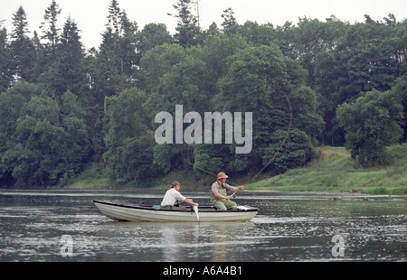 La pesca del salmone sul fiume Tweed con Ghillie Foto Stock