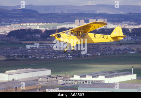 Piper Cub J3 vola su Glasgow Scozia Scotland Foto Stock