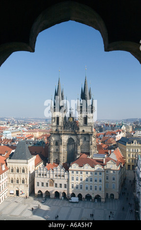 Guardando attraverso una pietra ornata finestra di lavoro verso la Chiesa di Nostra Signora di Tyn, Praga Foto Stock