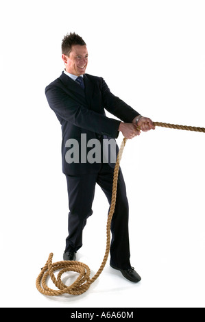Imprenditore tirando su un pezzo di corda Foto Stock