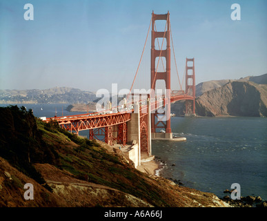 Golden Gate bridge abbraccia la baia tra Marin County e San Francisco in California Foto Stock