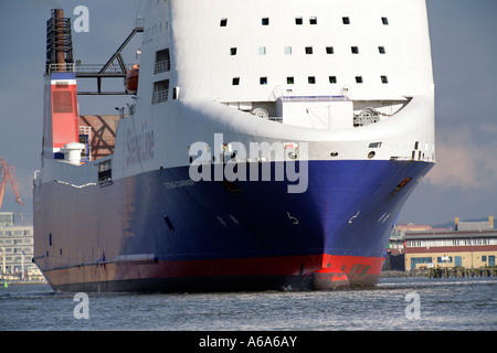 Un cargo lasciando a Göteborg s Harbour in case di sfondo sulla riva sud di Göteborg Svezia Europa Foto Stock