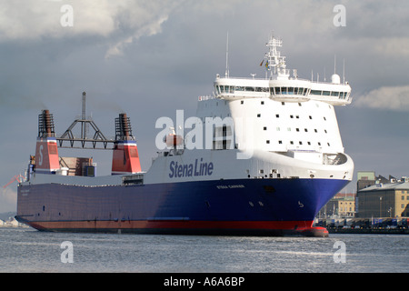 Un cargo nel muoversi in background riva sud di Göteborg Svezia Europa Foto Stock