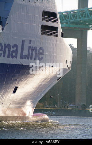 Prua di un cargo in spostare in background Alvsborg bridge e south riverbank di Göteborg Svezia Europa Foto Stock