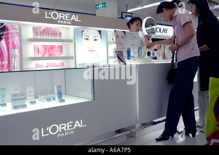 L'OREAL cosmetici in primo supercenter di Wal-Mart a Pechino in Cina. 18 Maggio 2005 Foto Stock